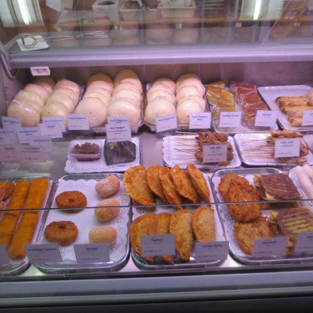 Vers gevulde bapao, loempia en andere snacks in de vitrine van Java House