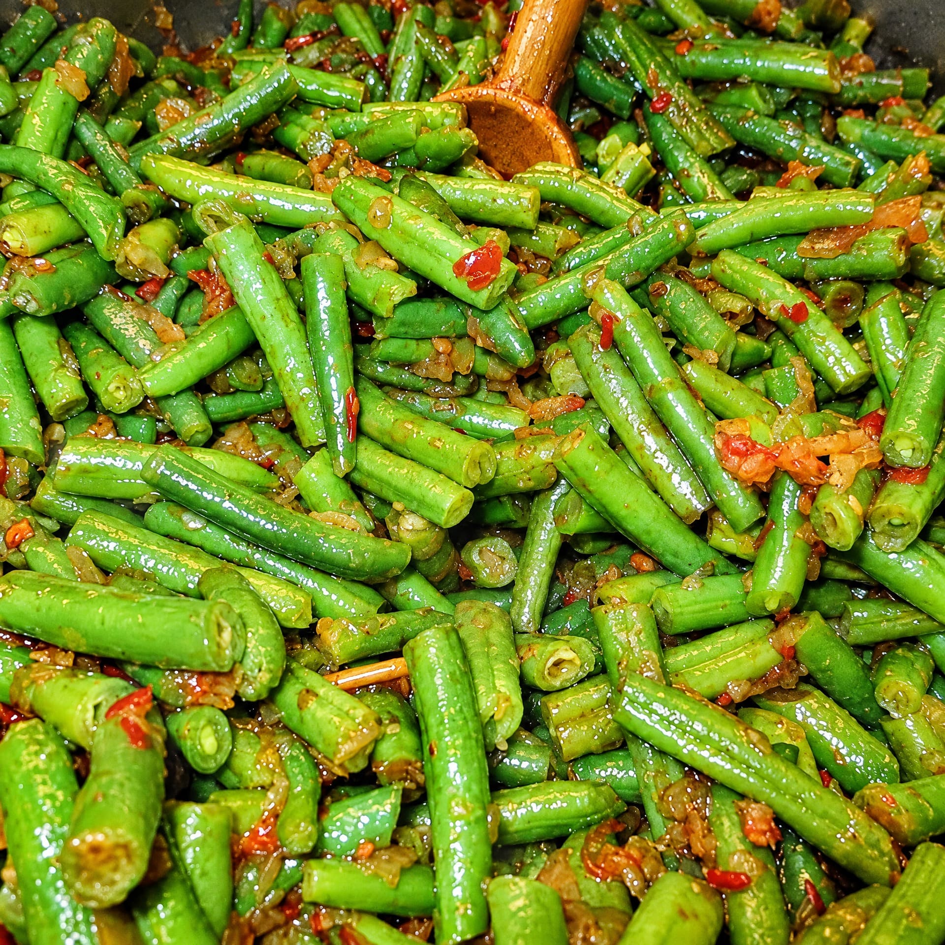 Sambal goreng boontjes, vers uit de wok