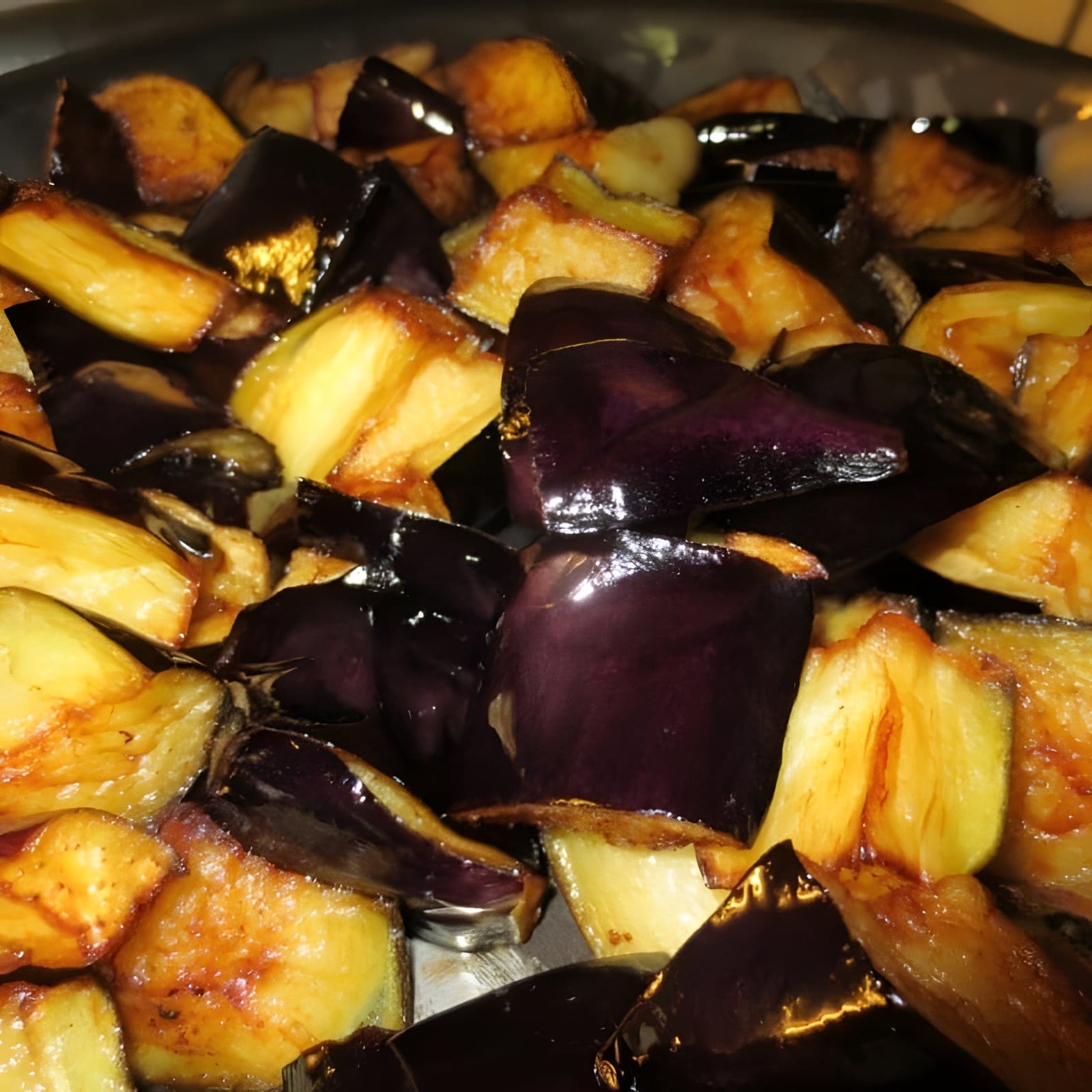 Gegrilde aubergine met zoete saus in een schaal