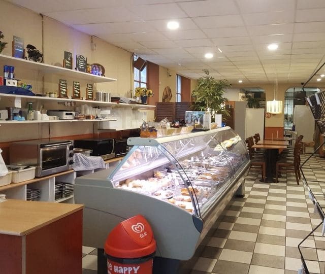 Sfeerimpressie van toko Java House met de verlichte toonbank