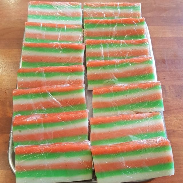 Repen spekkoek in rood, wit en groen op een schaal