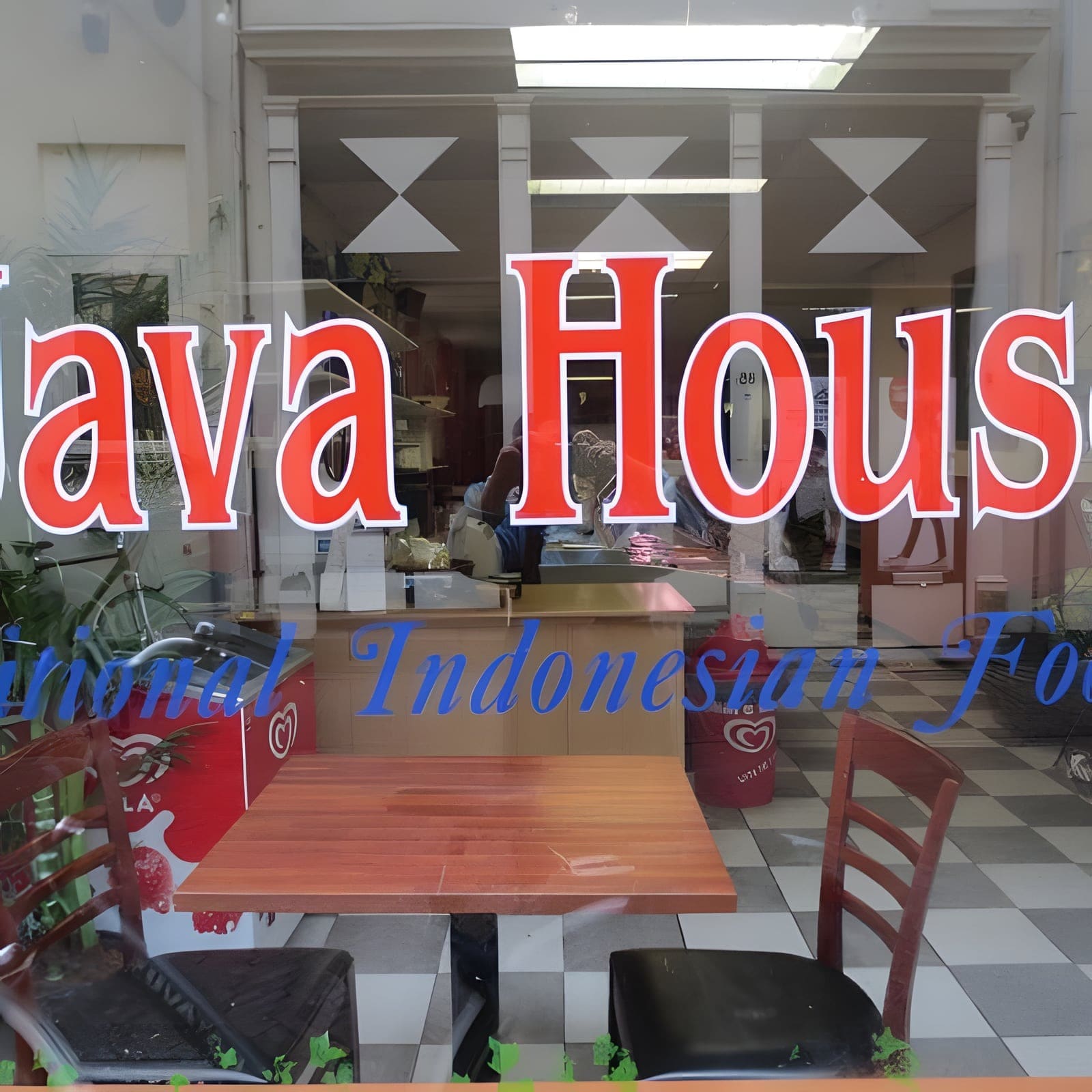 De voorgevel van toko Java House met de naam in rode letters op de ruit
