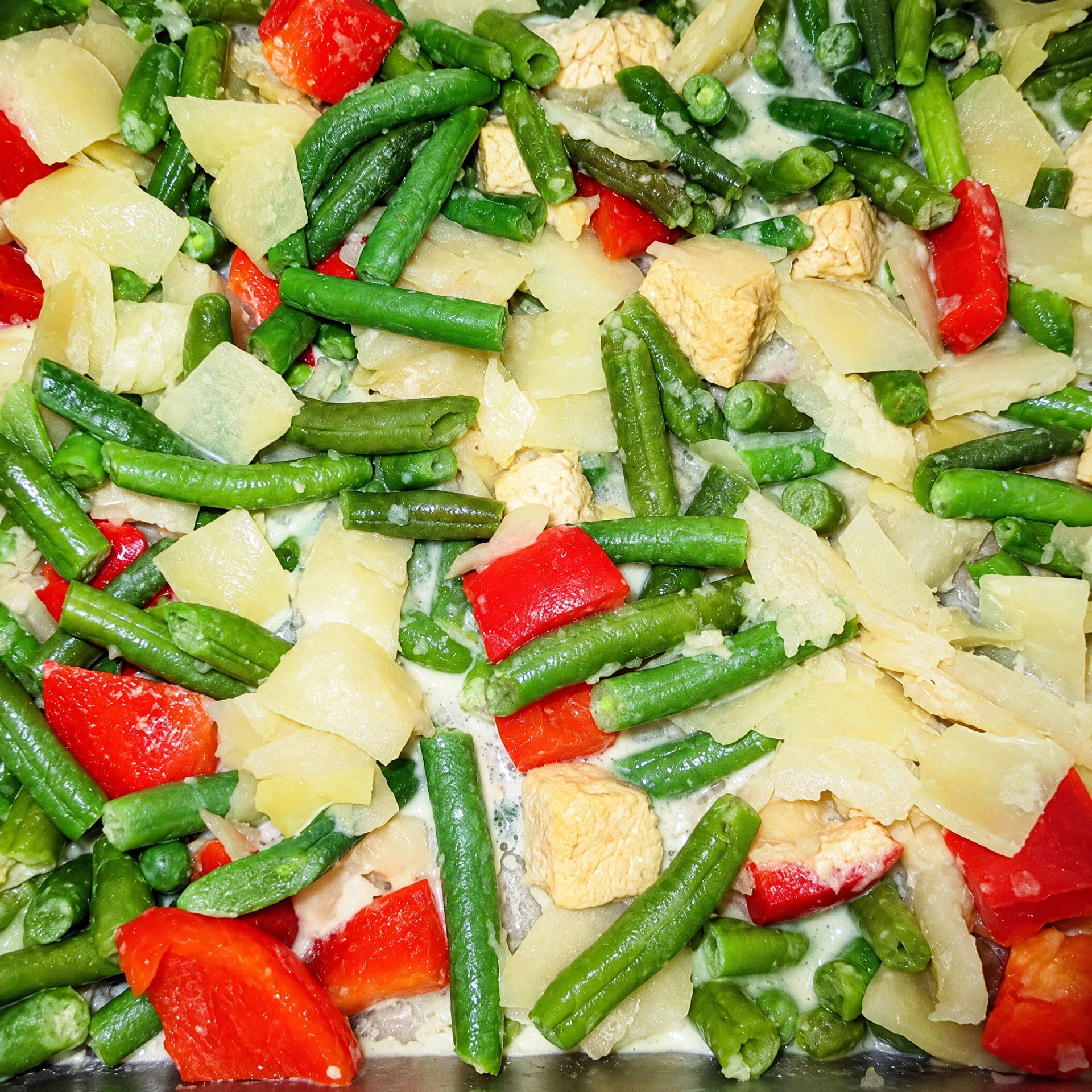 Indonesische groentemaaltijd met sperziebonen, paprika en tahoe in kokossaus